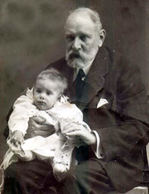 John Trulock with his grandson in 1916. Source: Fundacion Cela (via El Mundo)